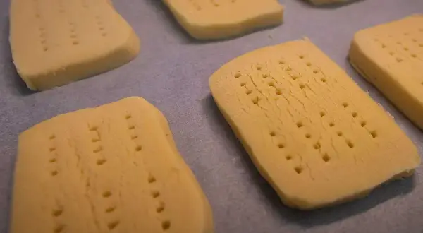 Färdiga bitar för shortbread recept, redo att bakas.