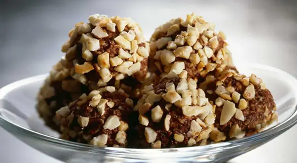 Chokladbollar rullade i hackade nötter, ett enkelt och gott havrebollar recept.