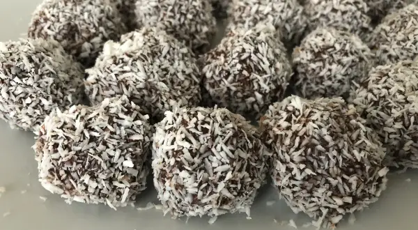 En hög med chokladbollar, perfekta för ett enkelt chokladbollar recept. De är rullade i kokosflingor.