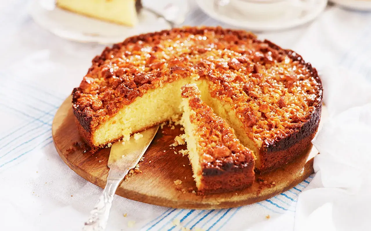 En saftig toscakaka med knäckig mandeltop, perfekt för fikastunden. Här är ett enkelt toscakaka recept!