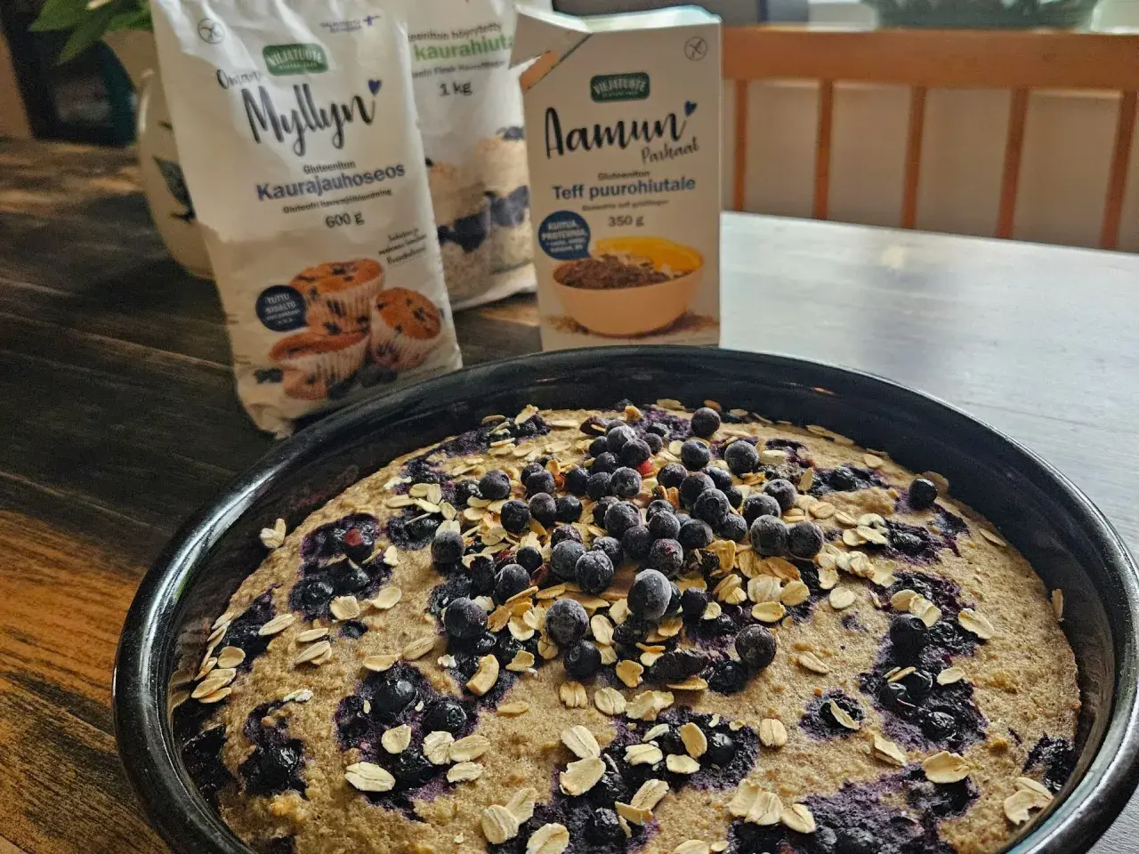 En blåbärskaka med havregryn och teffmjöl istället för havregryn. Perfekt för en glutenfri frukost eller fika.
