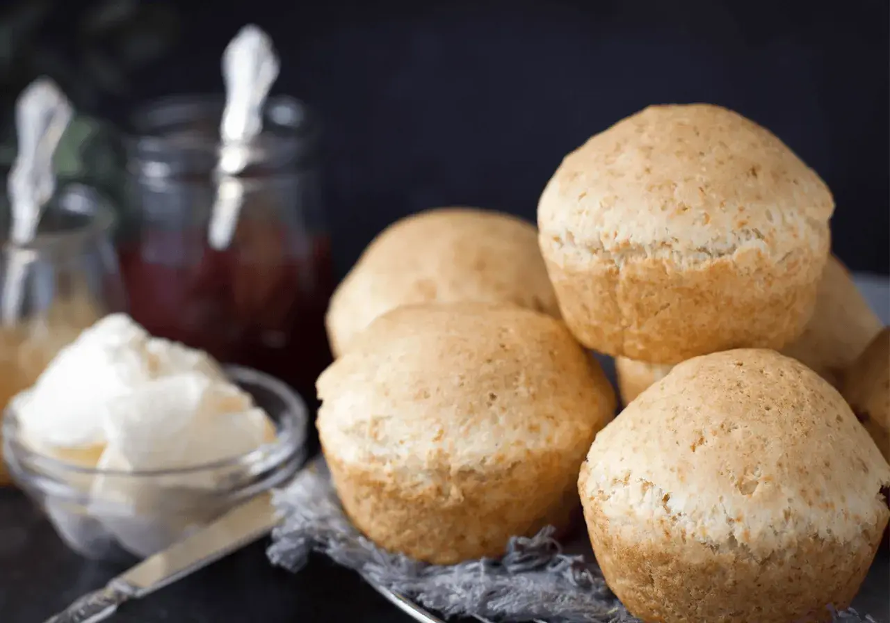 Glutenfria scones med fiberhusk, redo att avnjutas med sylt och grädde.