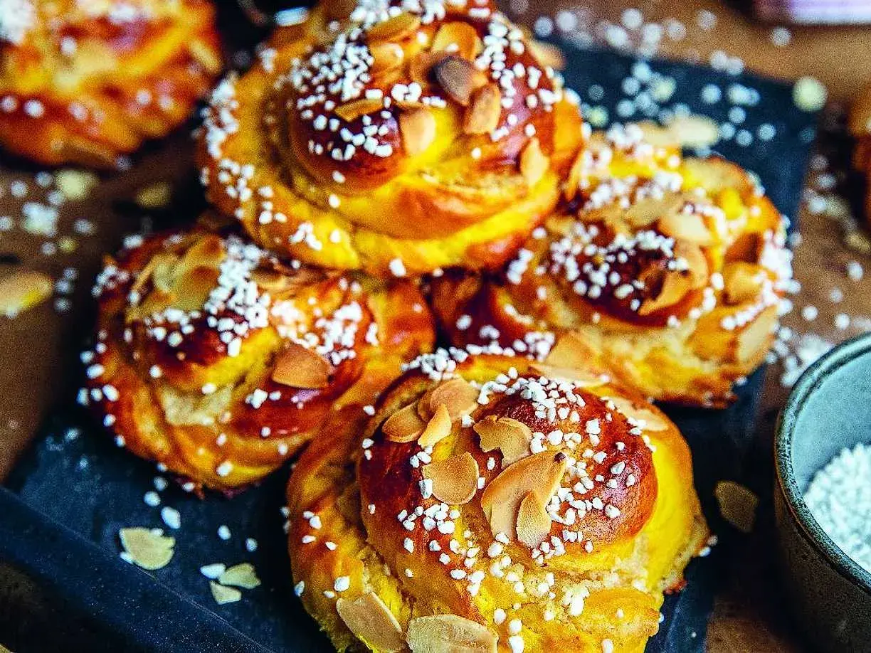 Gyllene bullar med mandelmassa, toppade med pärlsocker och mandelspån. Perfekta till fikat!