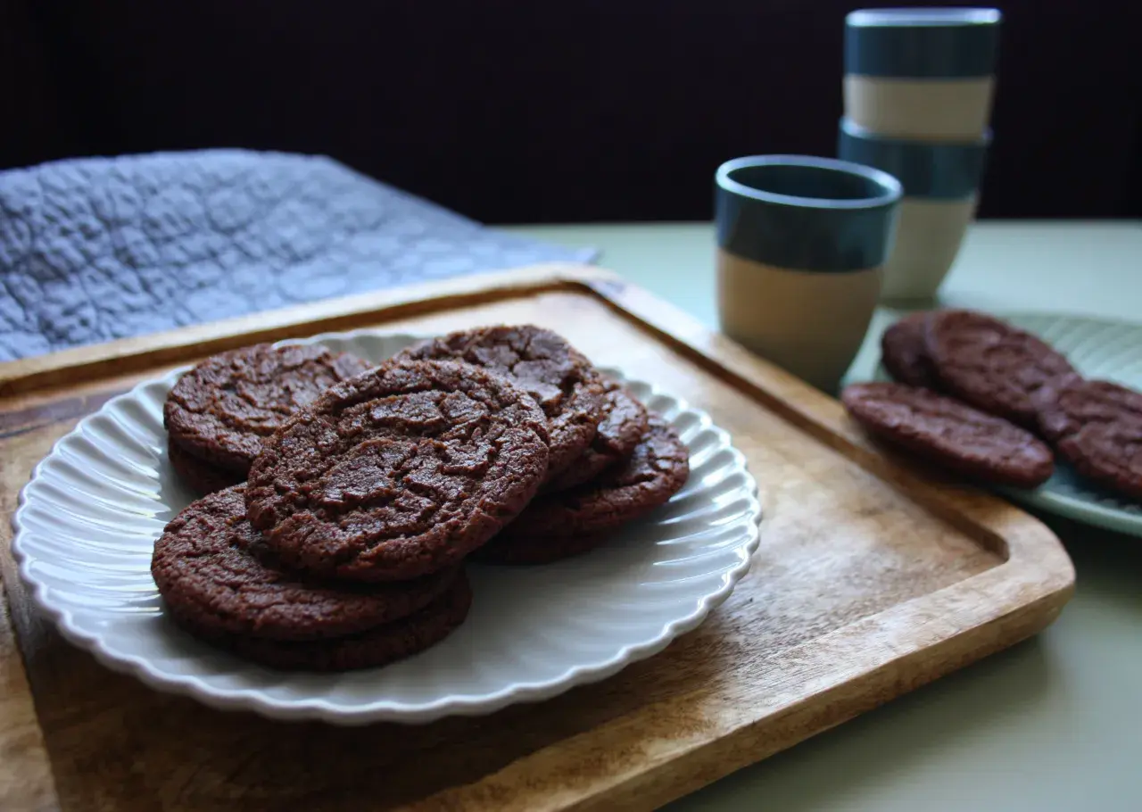 Chokladkakor på en vit tallrik, redo att avnjutas. Perfekt för snabba kakor recept när suget slår till.