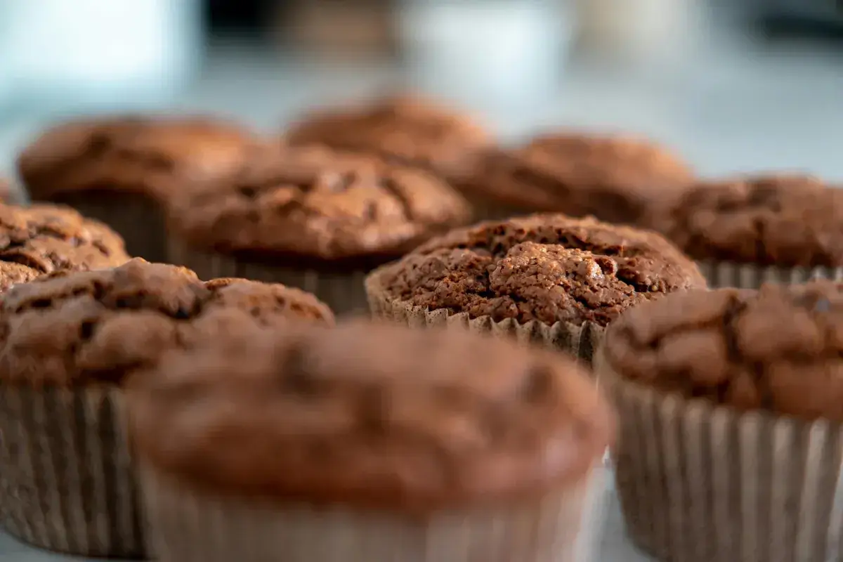 Chokladmuffins i pappersformar. Undrar du hur länge håller bakpulver? Dessa muffins ser färska ut!