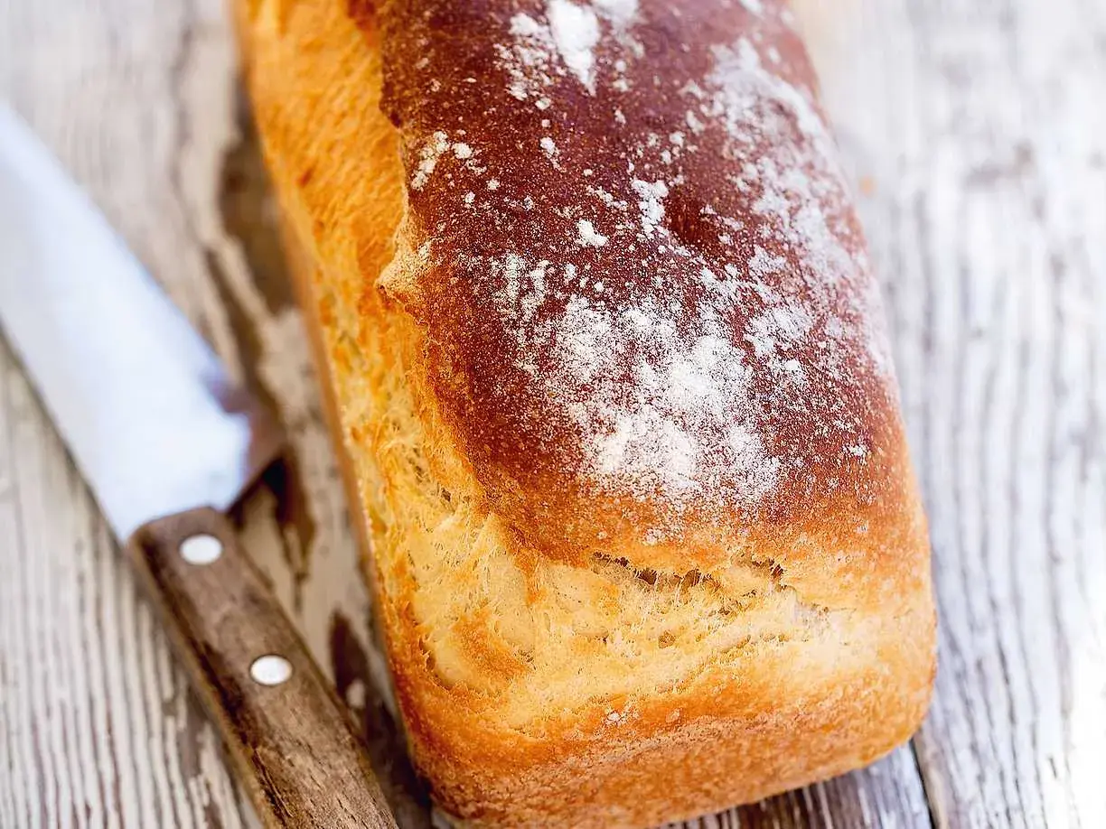 Nybakad limpa med knaprig skorpa, redo att skivas. Ett enkelt limpa recept för hembakat bröd.
