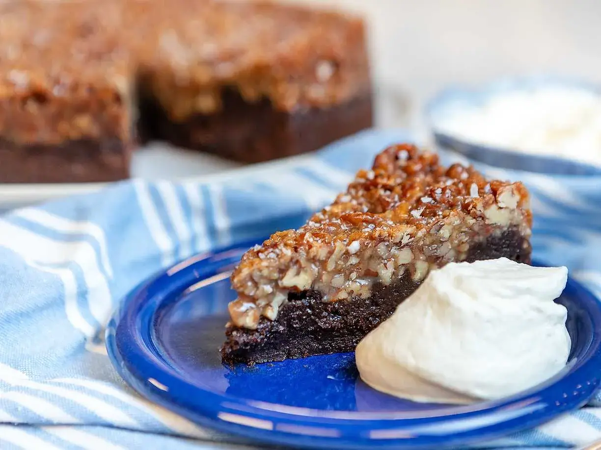 En saftig bit ryttarkaka med nötter och choklad, serverad med vispad grädde. Ett perfekt ryttarkaka recept för fikat.