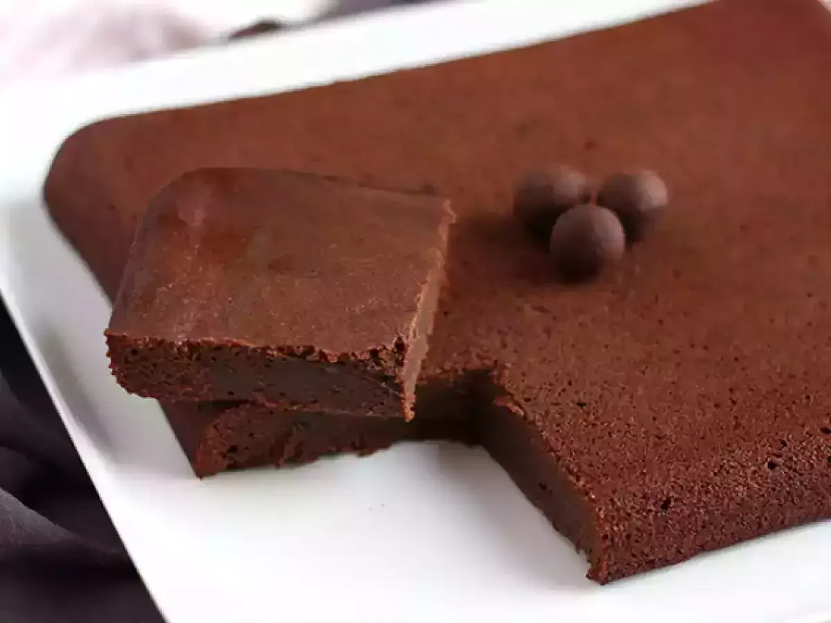En fudgig chokladkaka, perfekt istället för smör i bakning. Tre chokladkulor ligger på ytan.