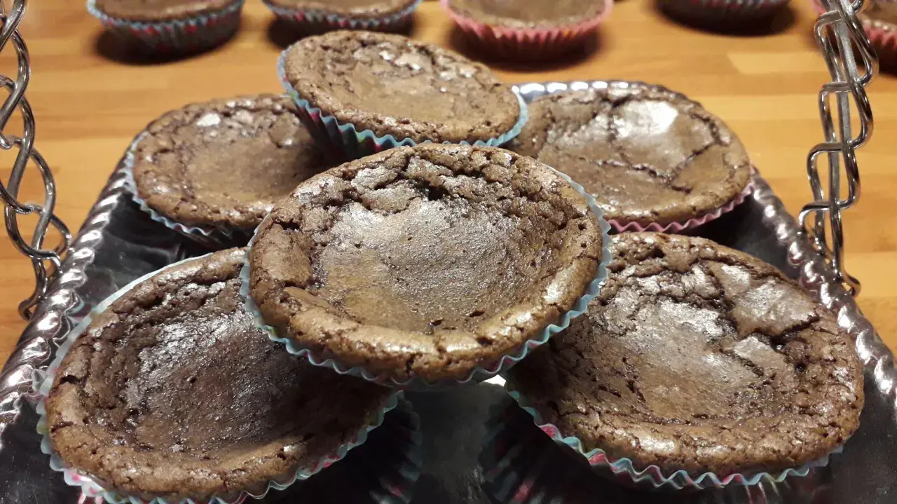 En bricka med sega kladdkakemuffins, redo att avnjutas.