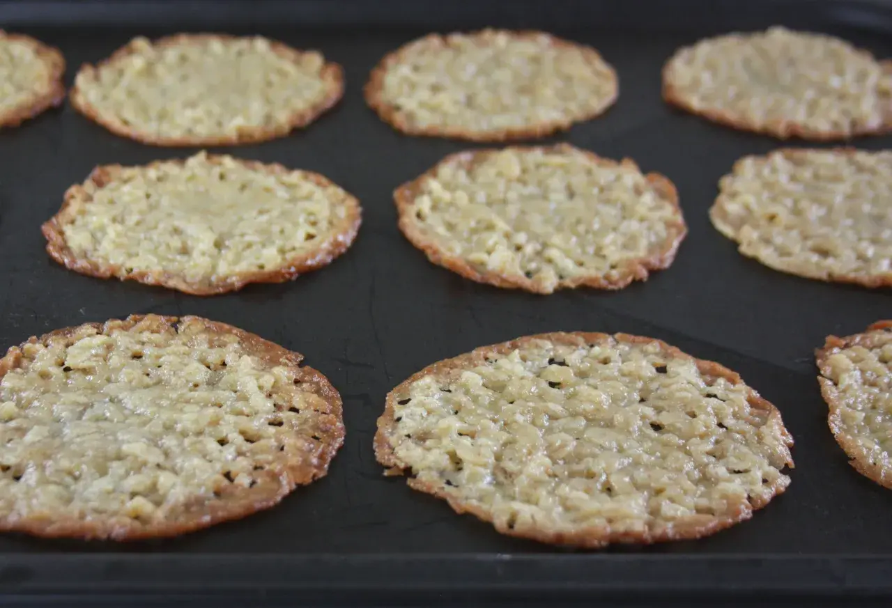 Nybakade havreflarn på en plåt, redo att avnjutas. Ett enkelt havreflarn recept som ger krispiga och goda kakor.
