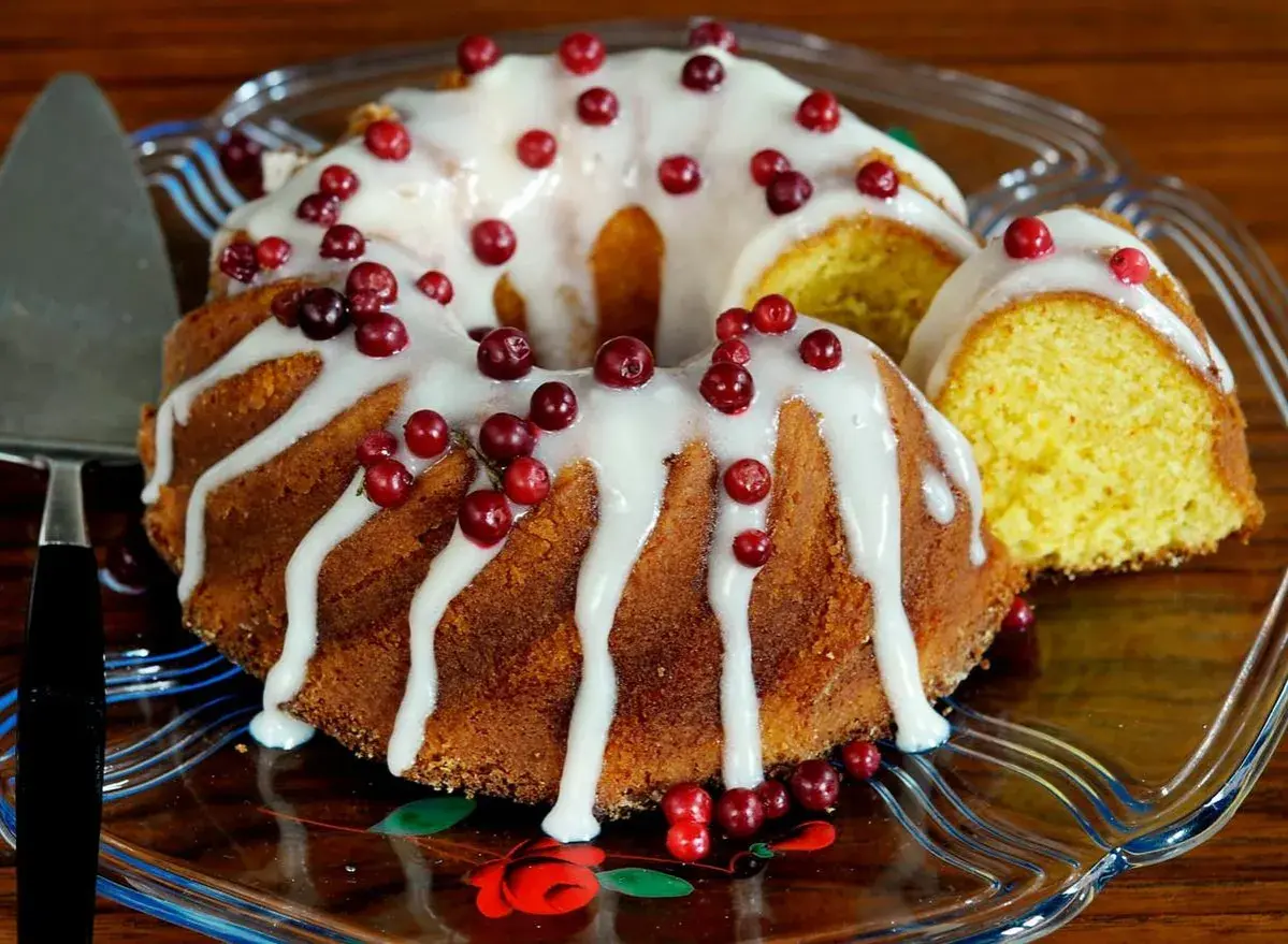 En saftig sockerkaka med glasyr och lingon, perfekt för ett mysigt fika. Detta sockerkaka recept är en klassiker.