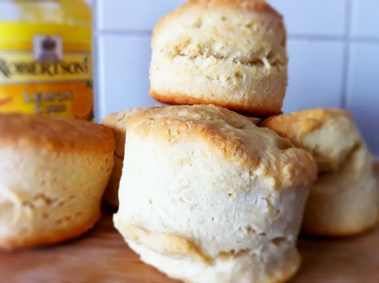 En hög med nybakade engelska scones, redo att serveras med lemon curd.