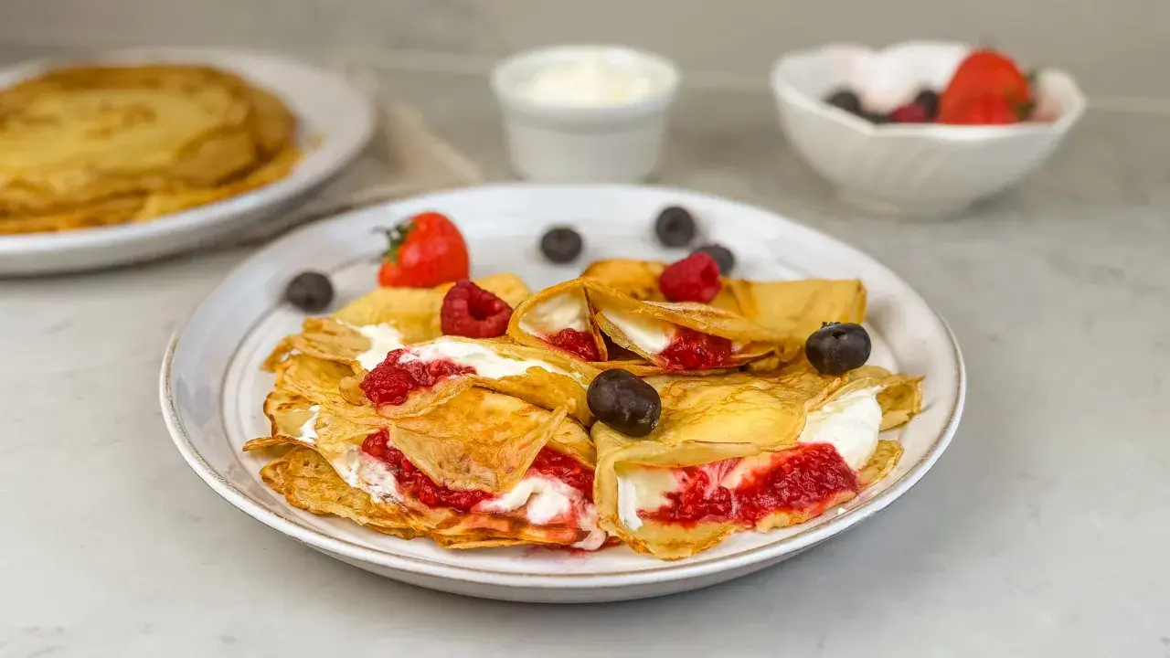 Fyllda pannkakor med bär och grädde. Undrar du hur länge håller pannkakor i kylen? Dessa ser goda ut!