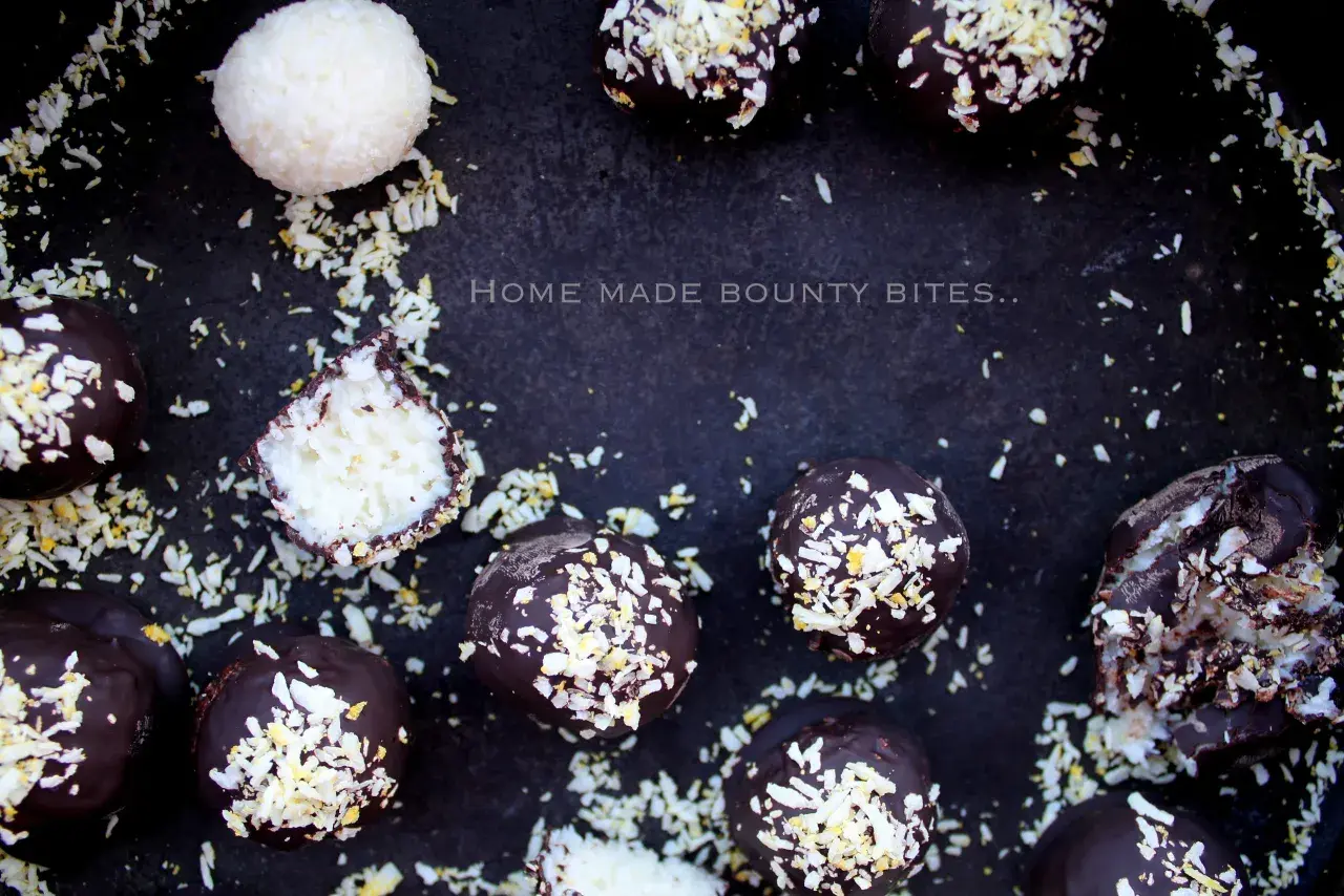 Hemgjorda bounty-bitar med mörk choklad och kokos. En perfekt hemgjord bounty för fikat.