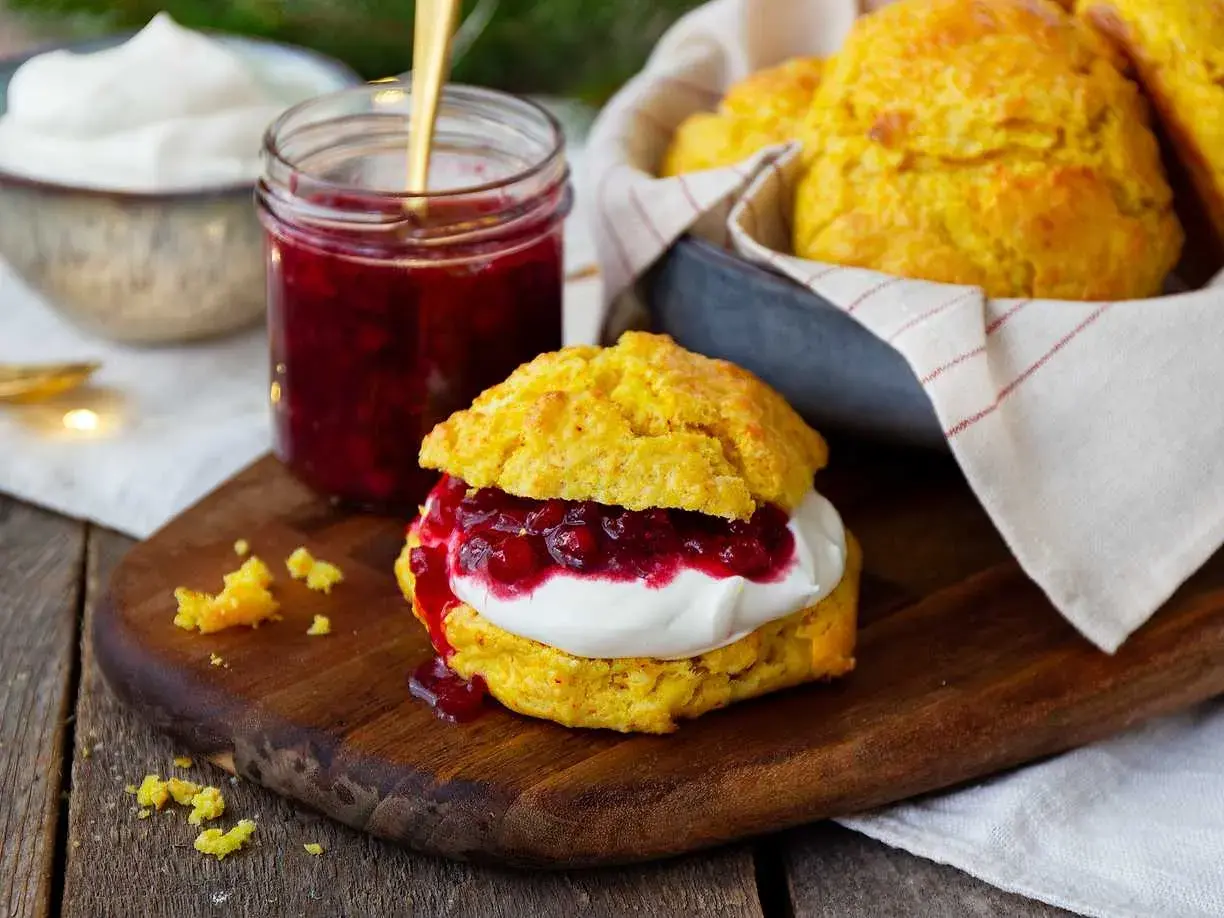 Gyllene scones med fluffig creme fraiche och rårörda lingon. En perfekt fika!