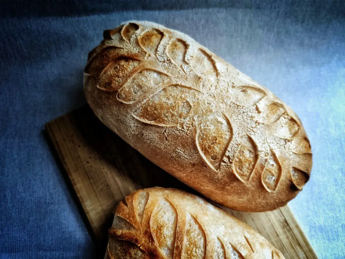Två vackert snittade surdegsbröd, perfekta att baka glutenfritt.