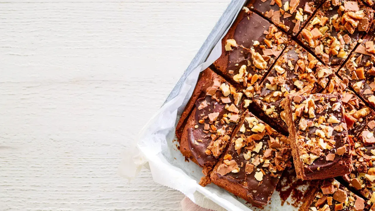 Mumsiga mockarutor i långpanna, toppade med choklad och nötter. Perfekta att bjuda på!
