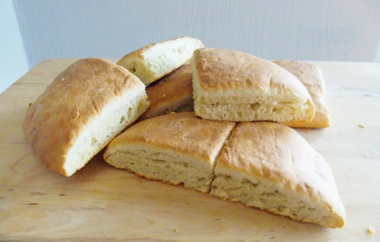 En hög med gyllene scones med jäst, perfekt för fika.