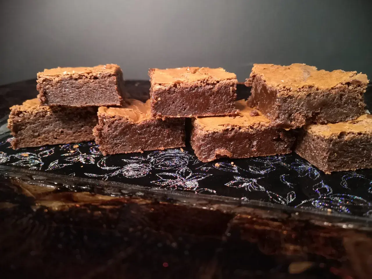 En hög med fudgy brownies, perfekta för ett enkelt brownies recept.