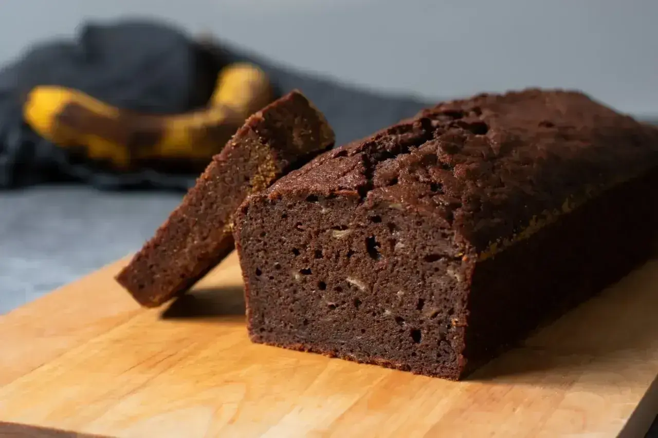 Chokladkaka med banan, perfekt att baka i långpanna. En skiva är redan uppskuren.