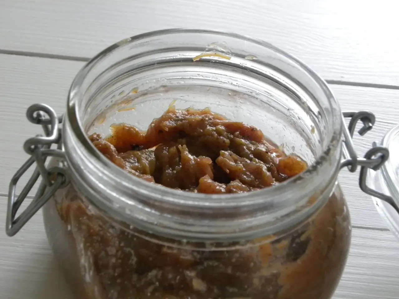 En burk med hemlagad rabarber chutney. Den gyllene, söta och syrliga chutney passar perfekt till ostbrickan.