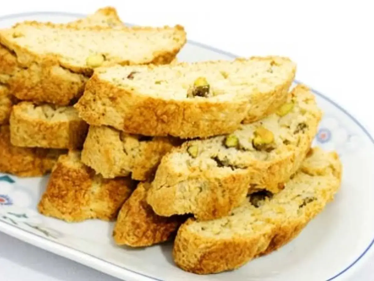 En hög med gyllene skorpor med pistagenötter, perfekta för ditt nästa skorpor recept.