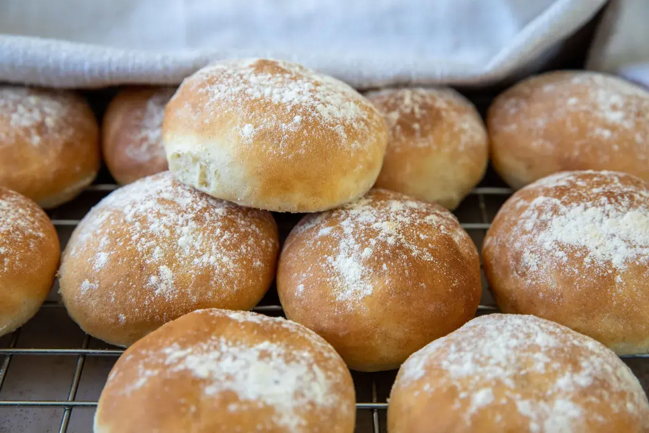 Nybakade frallor, perfekta för frukost eller fika. Här är ett enkelt frallor recept för dig!