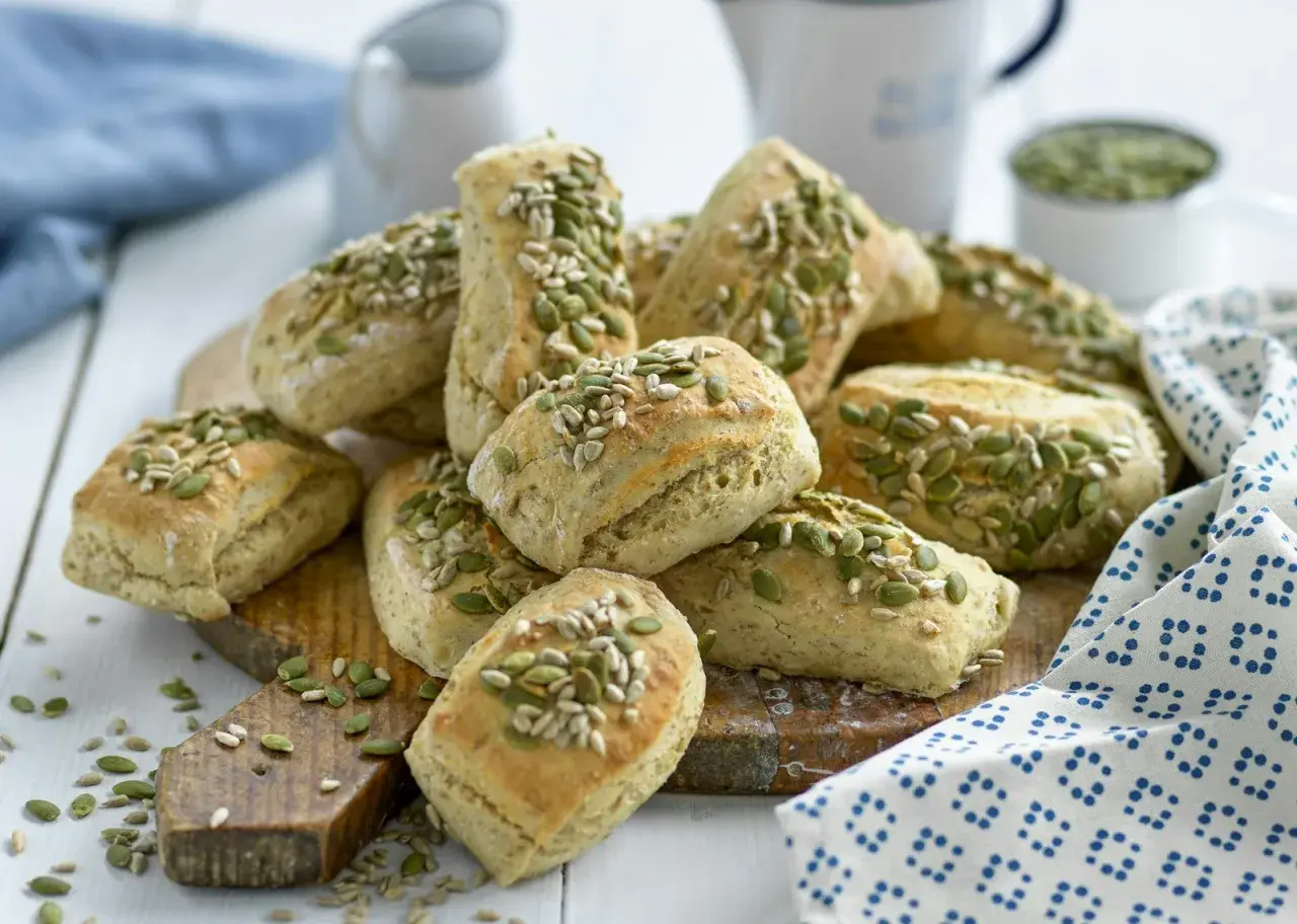 Små, gyllene bröd toppade med pumpa- och solrosfrön. Perfekta att baka och frysa in för senare njutning.