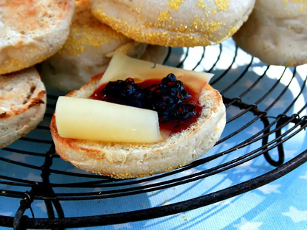 En engelsk muffin med ost och sylt, perfekt för ett snabbt frukostrecept.