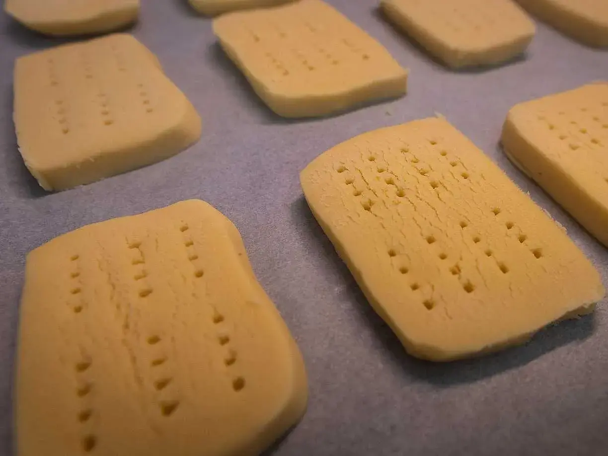 Färdiga bitar för shortbread recept, redo att bakas.