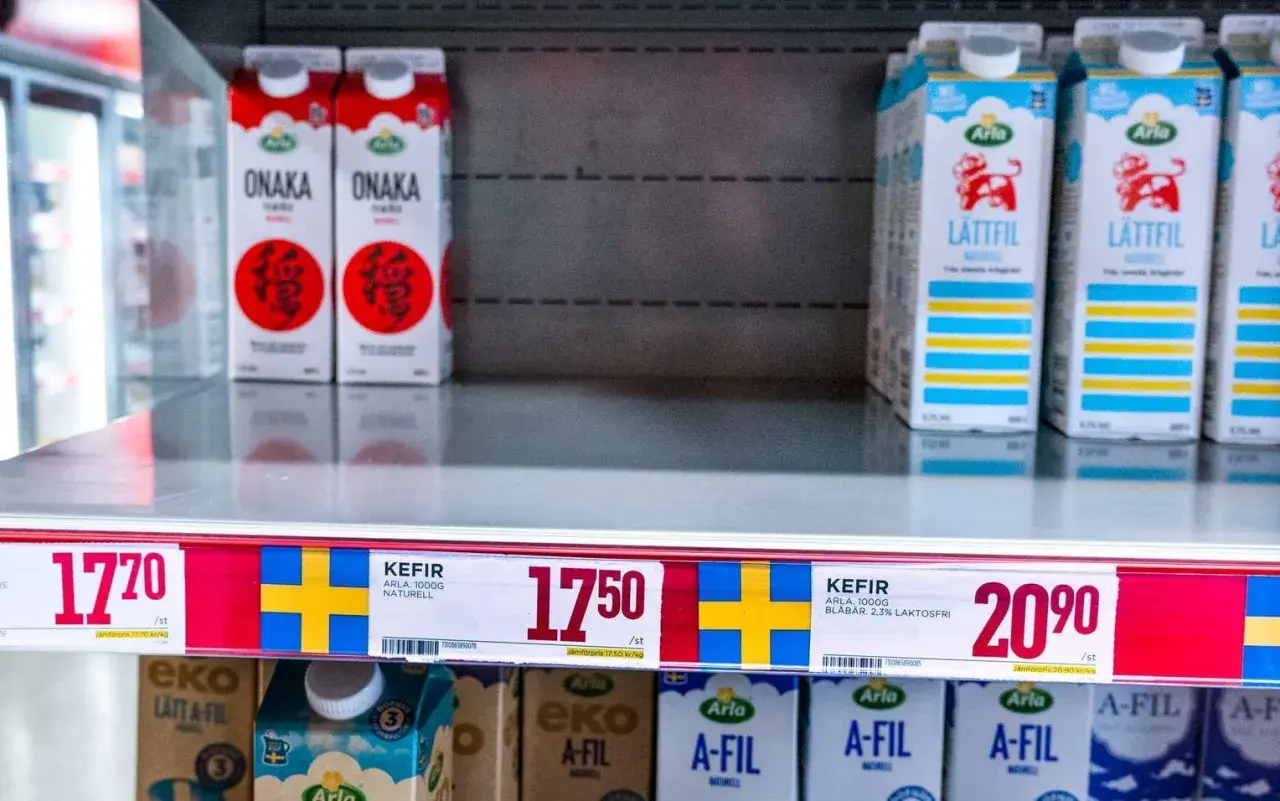 Hylla med mjölkprodukter. Arla Lättfil och Arla Kefir, både naturell och blåbär. Jämförelse mellan filmjölk vs kefir.