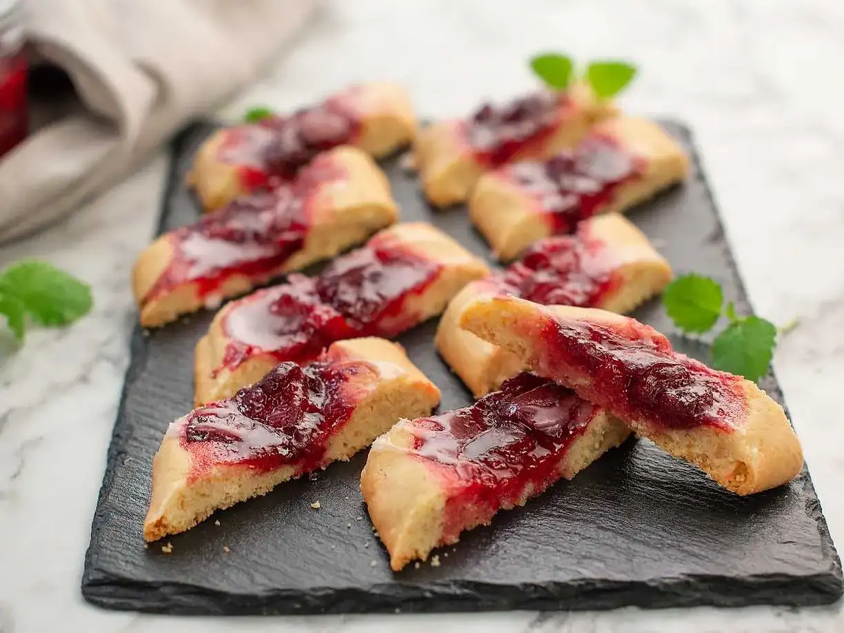 Småkakor med plommonmarmelad, perfekta till fikat. Ett enkelt plommonmarmelad recept att prova.