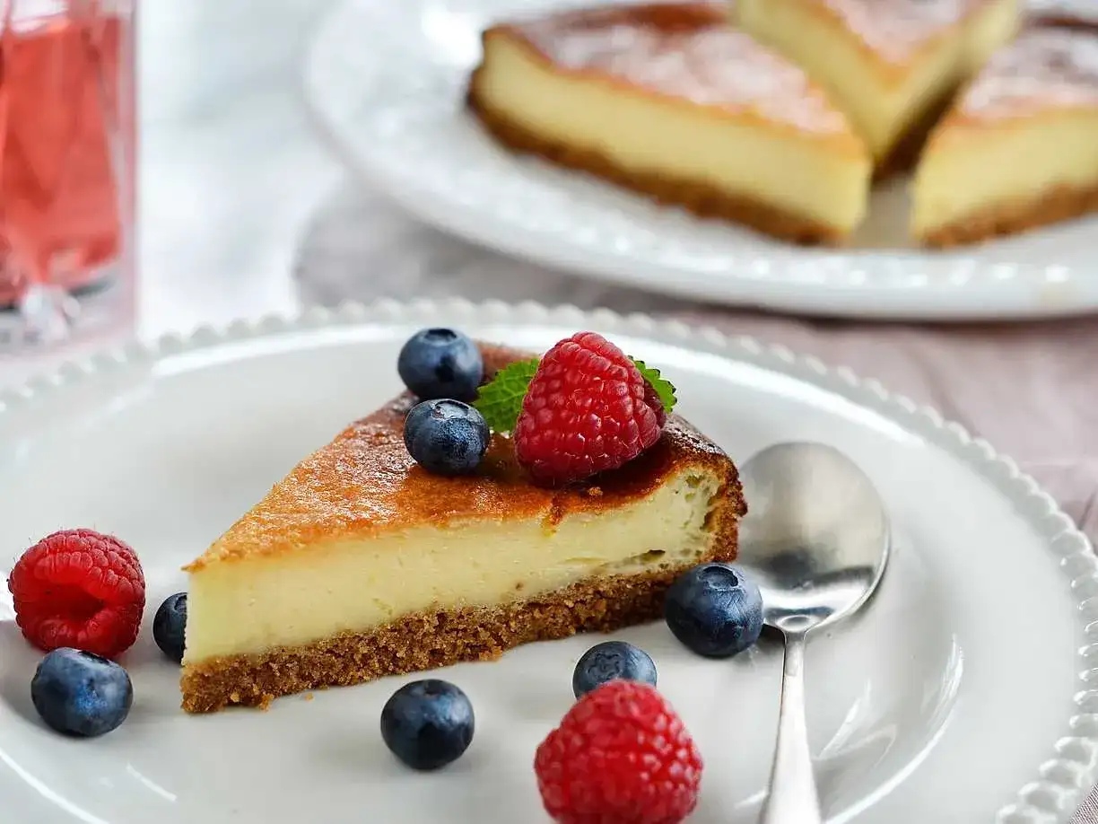 En krämig cheesecake med bär, perfekt för ett enkelt cheesecake recept.