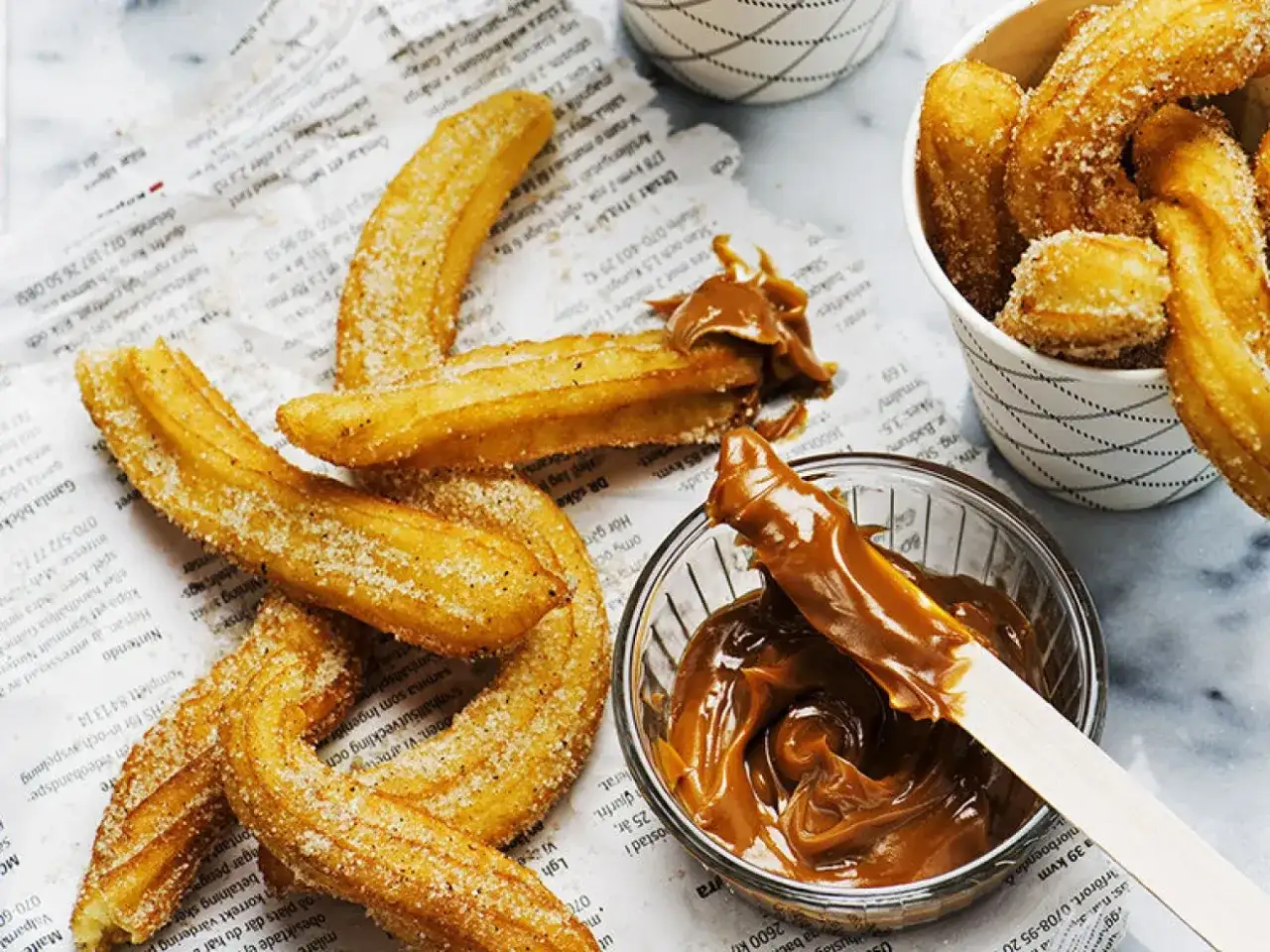 Krispiga churros, sockerströsslade och redo att doppas i kolasås. Ett perfekt churros recept för hemmabruk.