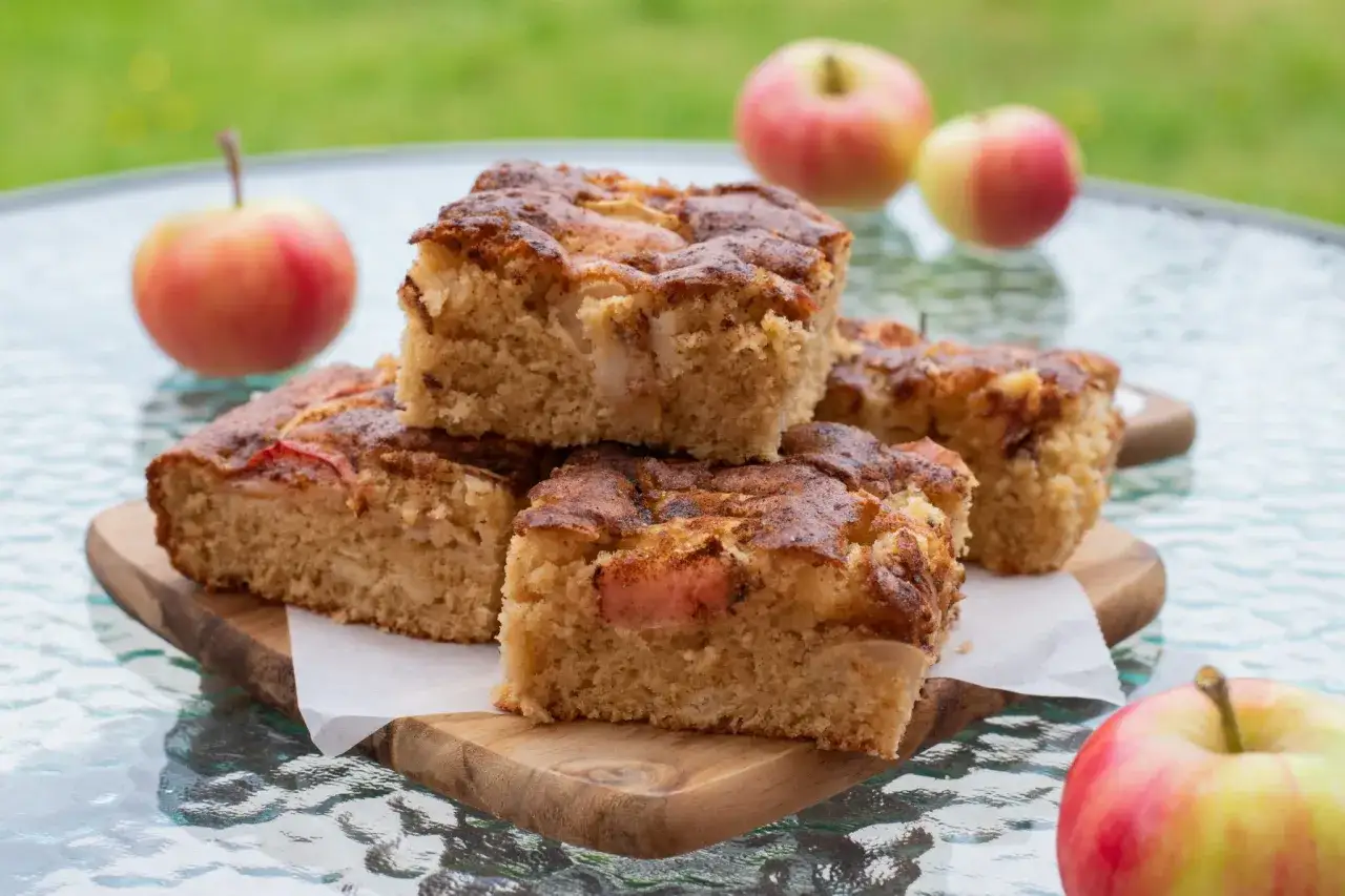 Saftig sockerkaka med äpple och havregryn, perfekt för fika utomhus.