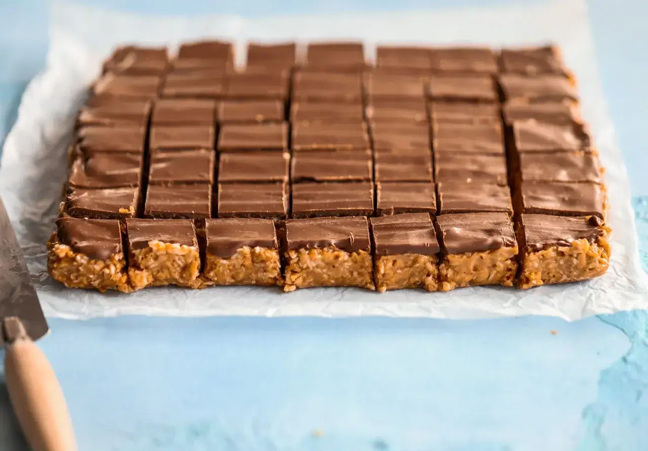 Chokladöverdragna bitar med krispigt innehåll, redo att avnjutas. Ett perfekt snickerskaka recept för fikat.