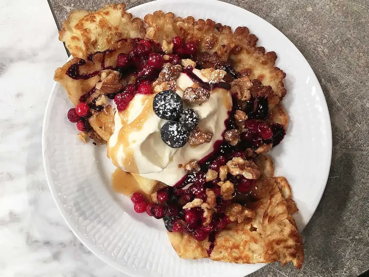 Ljuvliga pannkakor med vatten istället för mjölk, toppade med vispgrädde, bär, nötter och sirap. En fest för ögat och magen!