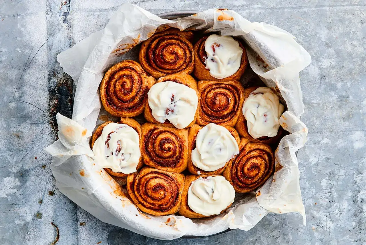 Nybakade kanelbullar med glasyr, redo att avnjutas. Ett perfekt kanelbullar recept f&ouml;r fikat.