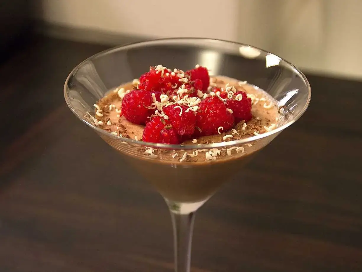 Choklad pannacotta i martiniglas, toppad med hallon och vit choklad. En dröm för alla chokladälskare!