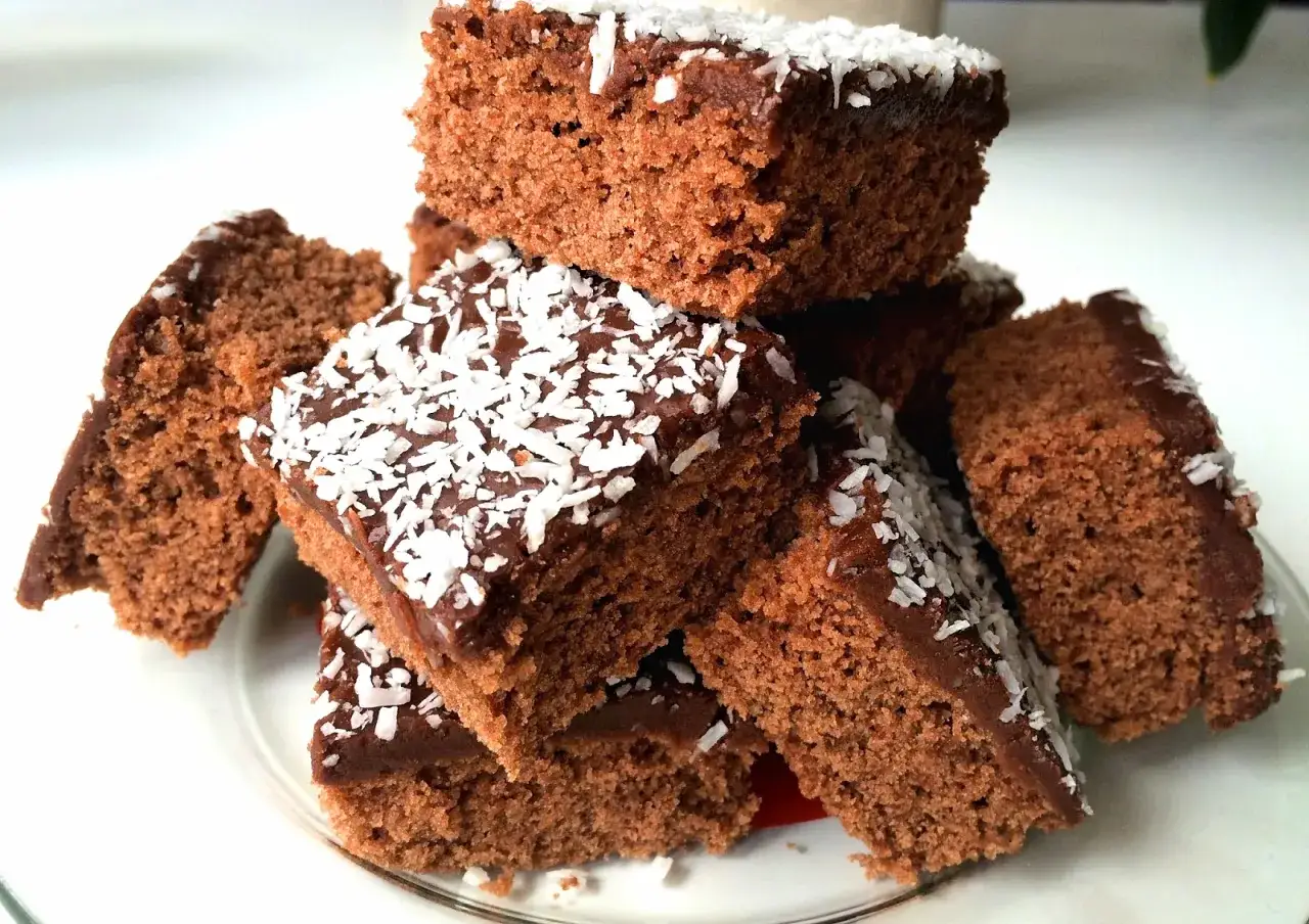 En hög med saftiga mockarutor glutenfria, toppade med chokladglasyr och kokosflingor. Perfekt för fikat!