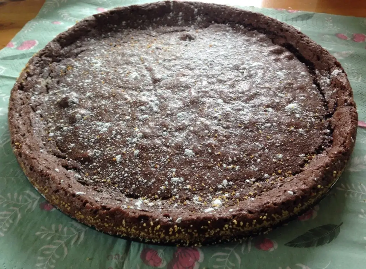 Chokladkaka, perfekt för dig som vill baka med olja istället för smör. Pudrad med florsocker och lite strössel.