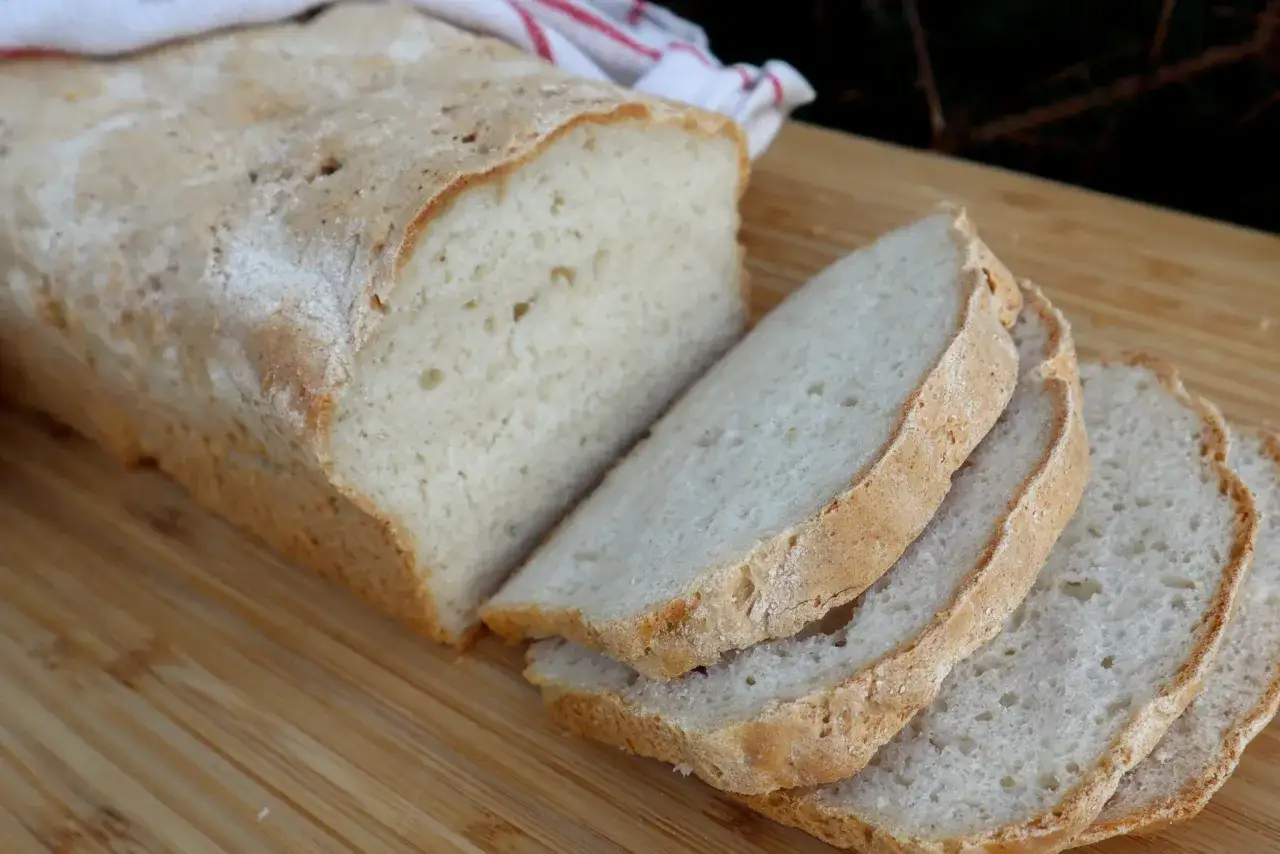 Nytt, fluffigt br&ouml;d bakat med havremj&ouml;l ist&auml;llet f&ouml;r vetemj&ouml;l. Skivat och redo att avnjutas.
