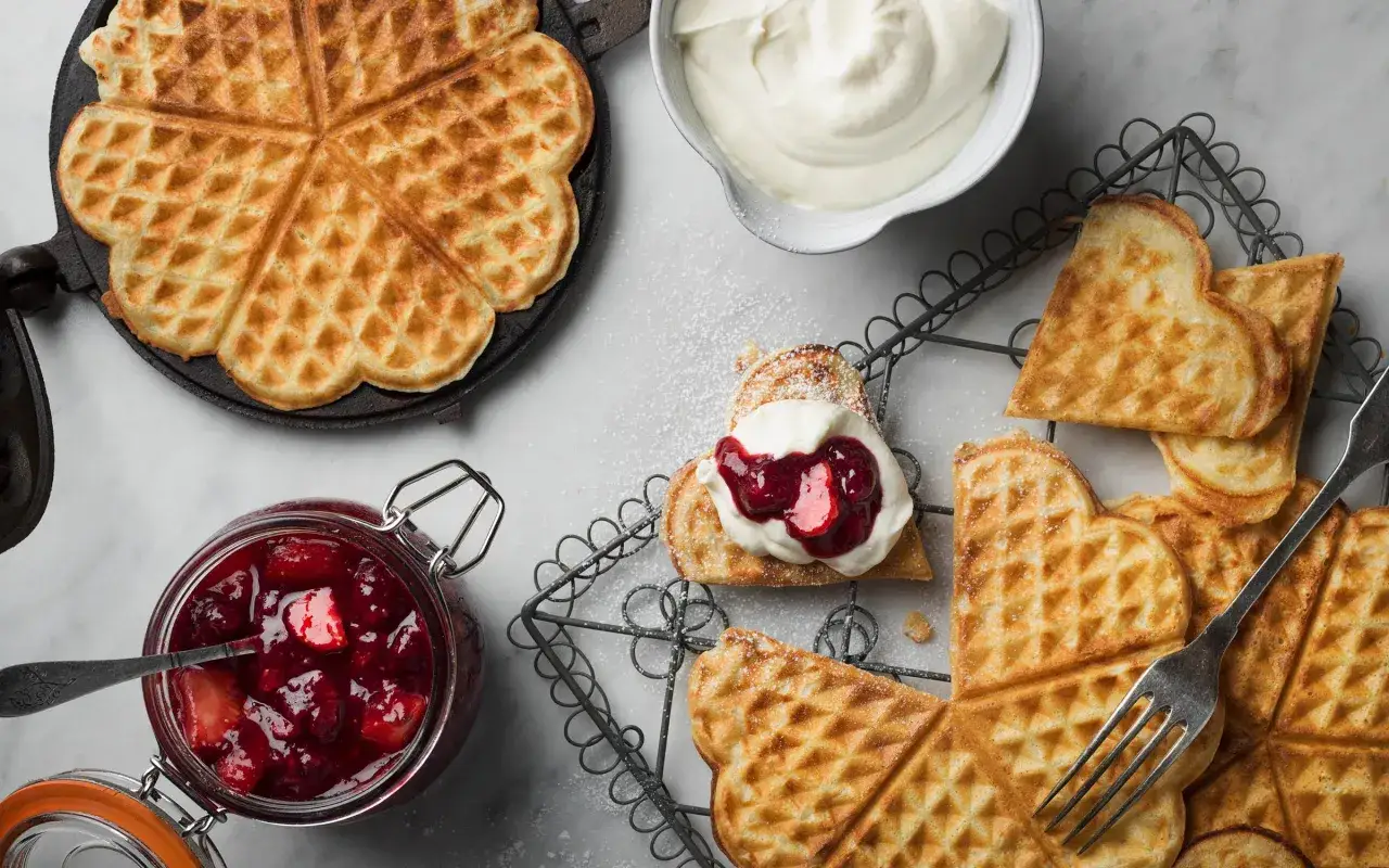 Hjärtformade våfflor med vispgrädde och sylt. Ett härligt frasvåfflor recept för fika.