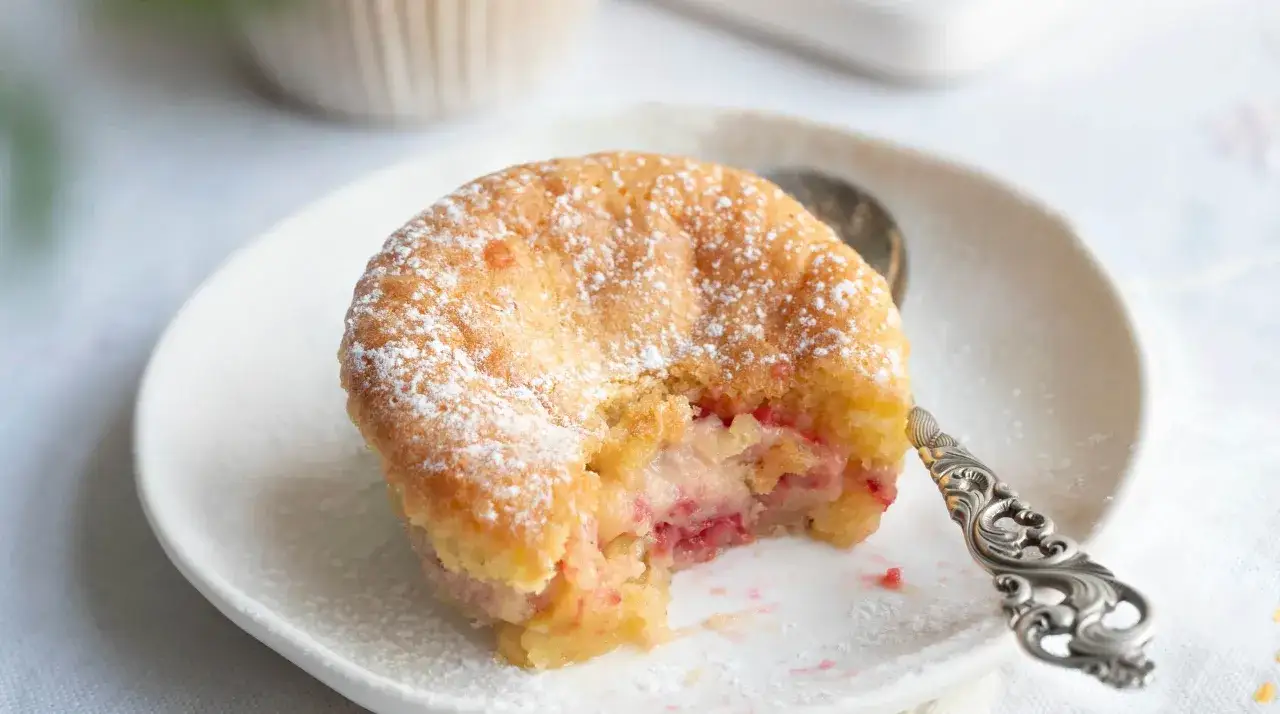 En kladdig muffins med hallonfyllning, pudrad med florsocker. Perfekt f&ouml;r fikat!
