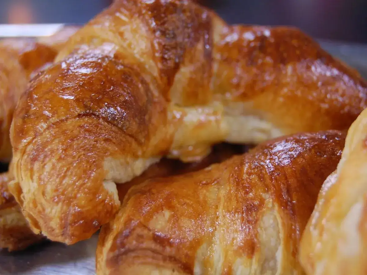 Gyllene, krispiga croissanter, perfekta f&ouml;r ett enkelt croissant recept.