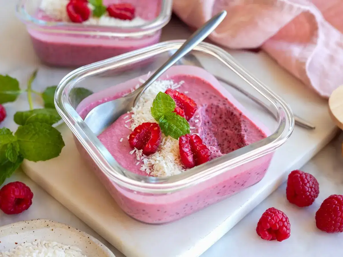 En krämig chiapudding med hallon och kokosflingor, perfekt för ett snabbt chiapudding recept.