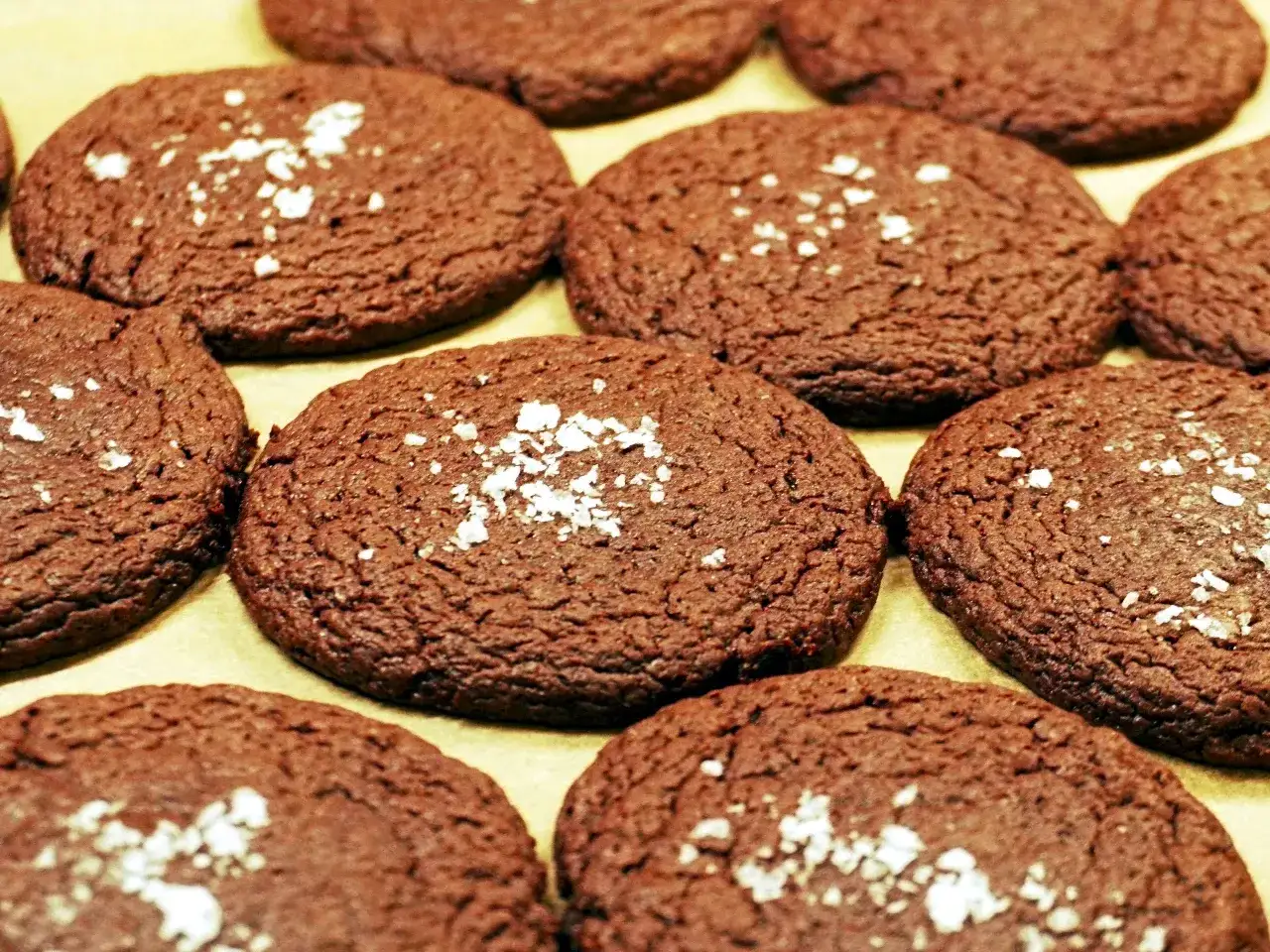 Mörka, saftiga chocolate chip cookies utan farinsocker, toppade med flingsalt. Perfekta för fikat!