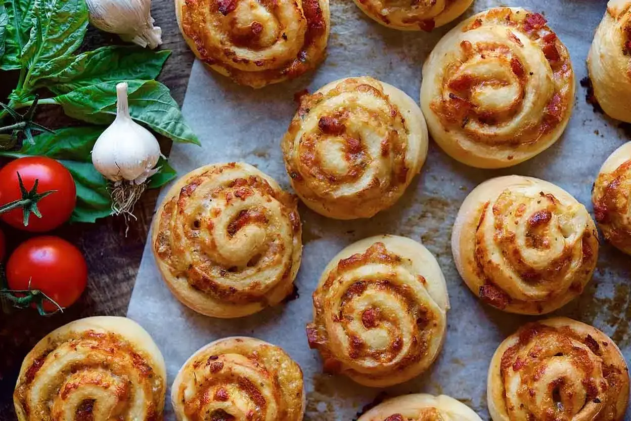 Gyllene pizzabullar med ost och tomat, redo att avnjutas. Ett perfekt pizzabullar recept för hela familjen.