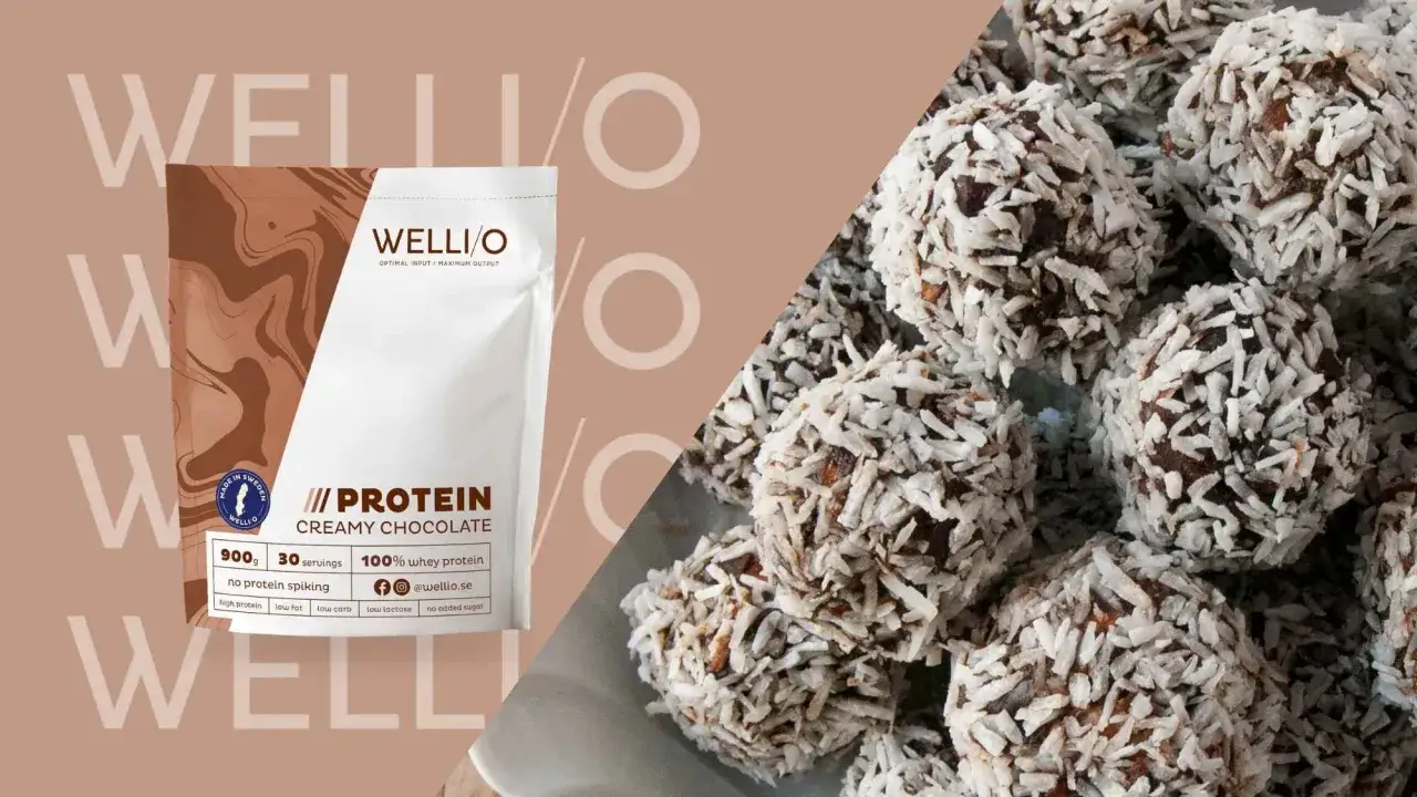 Dadelbollar recept med proteinpulver. Chokladbollar rullade i kokosflingor, bredvid en p&aring;se Wellio proteinpulver.