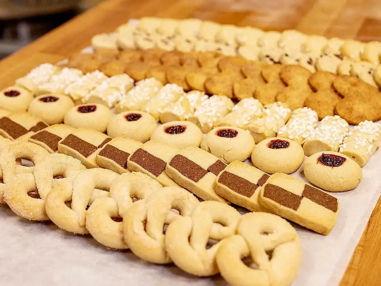 Ett urval av hembakade kakor, perfekta som kakor som går att frysa. Här finns allt från klassiska drömmar till syltkakor och rutiga chokladkakor.